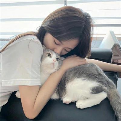 她比烟花寂寞